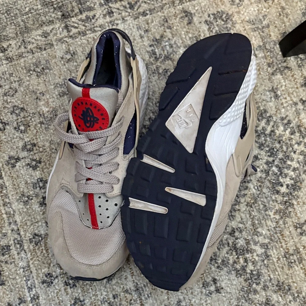 Nike‎ Air Huaracne Men's Beige and Navy Sneakers